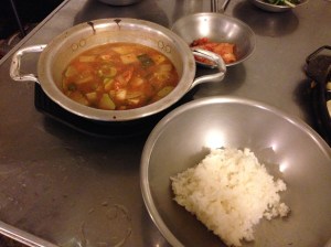 된장찌개에는 '게'까지 들어있는 등 나름 충실하며 밥을 넣으면 역시 훌륭한 안주가 된다