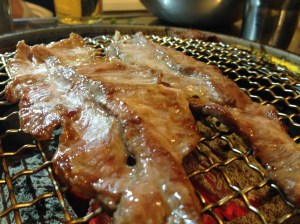 원래 돼지고기를 새우젓이랑 먹으라는 말이 있는데 젓갈에 찍어 먹으면 훨씬 소화가 잘 되는 것같다