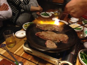 돌판이 어느 정도 달궈지면 토치(불)로 1차 작업을 한다