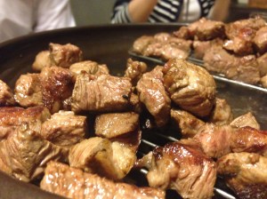 불쇼가 끝나면 바로 먹으면 되는데 촉촉한 고기속살은 유지되면서 겉은 불맛이 살아있다