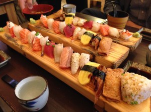 라스또 초밥이 모듬초밥에 비해 2~4점 더 많은데 좀 부담이 되더라도 라스또 초밥을 먹길 권장한다