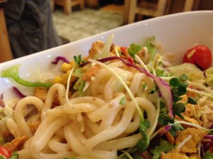 고소하면서 약간 느끼한 것이 전통 콜드 파스타 샐러드와는 좀 다른 식감을 제공한다