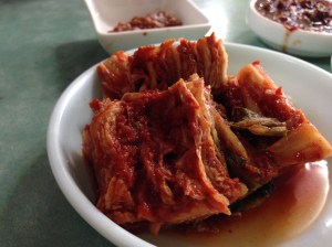 맛있는 겉절이 김치를 줬으면 하는 아쉬움도 있지만 '늙은 호박' 칼국수에는 또 옛날식 묵은지가 어울린다는 체념도 든다