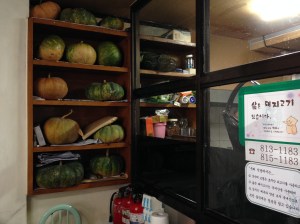 '늙은 호박'을 사용한다는 것을 웅변이라도 하듯 식당 한켠에 호박들이 쌓여 있다