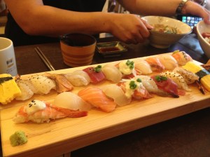 문 열기 전에 가도 문 열때까지 줄을 서 있어야 하고 '식사시간'에 맞춰 가면 최소 30분 정도는 줄을 서야 한다