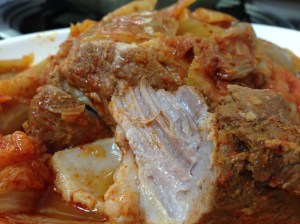 대구점의 김치는 범어점과 별 차이가 없는데 돼지고기는 대구점이 좀 더 실한 편이다