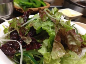 겉절이는 신선하면서 재활용 안 한 맛이 난다