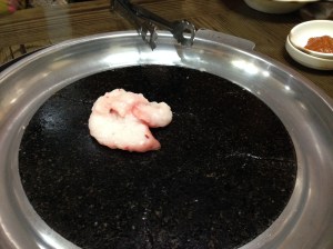 돌판이 달궈지면 쇠기름을 얹어 기름을 좀 뽑아낸 다음