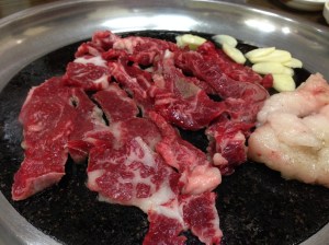 질 좋은 쇠고기를 얹어 굽기만 하면 된다