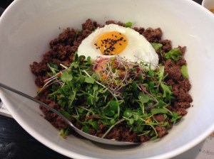 비빔밥에는 한우를 볶아서 같이 얹어 준다