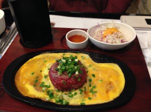 굽지 않은 햄버그 스테이크 반죽과 계란물을 철판에 올려 준다