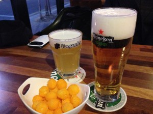 내가 좋아하는 하이네켄을 생맥주로 맛볼 수 있는 기쁨이 있다. 치즈볼은 기본 안주