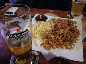 참신한 술집들이 들어선 대봉도서관 앞 술집 거리. 빨리 뜬 만큼 벌써 절정이 지난 듯한 느낌은 든다