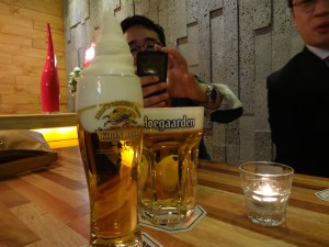 기린 프로즌 어쩌고 하는, 유행이라는 아이스크림 술인데 맛은 그저 그런 듯하다