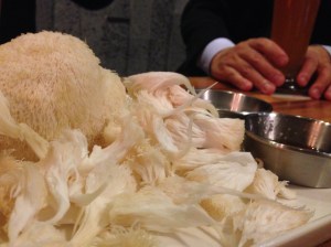 쫄깃한 식감은 괜찮은 듯하며 버섯 냄새가 강하게 나지 않아 먹기에 부담은 덜하다