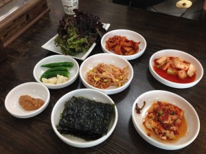사실 냄비밥 자체가 맛있다보니 밑반찬은 필요없는데 대부분 밑반찬의 맛이 진하지 않아 냄비밥의 맛을 손상시키지 않는다