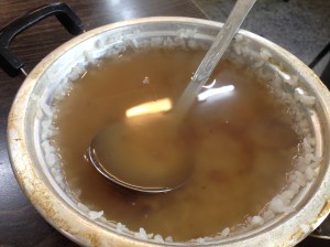 냄비가 뜨거울 때 빨리 밥을 덜어내고 물을 부우면 구수한 누룽지가 만들어진다