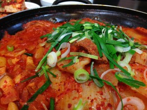 새콤한 김치와 담백기름진 돼지고기가 조화를 이루는 김치찜