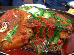 큼직한 고등어와 무가 적당하게 매콤한 양념장에 충분히 조려진 고등어 조림