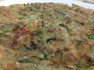 매콤한 고추가 충분히 들어 있어 폭신하고 녹진한 반죽과 잘 어우러진다