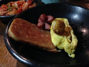 다소 짠 스팸의 맛을 계란말이와 튀긴마늘이 잘 조화시켜 준다