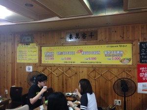 부대찌개와 두루치기 5~6천원. 공기밥은 별도이다