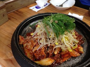 '생' 돼지고기를 사용했다고 주장하는 두루치기