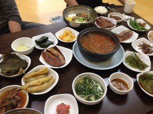 모든 메뉴에는 한 상 가득한 '튼실한' 밑반찬들이 따라나온다