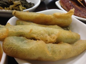 바로 튀겨낸 것은 아니지만 적당한 파삭함은 남아 있다