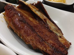 고등어정식집의 큼직한 고등어는 아니지만 사람 수대로 먹을 만한 양이다