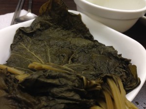아마도 우엉잎을 쪄서 밥에 싸 먹을 수 있게 한 얘인데, 찐 호박잎보다는 좀 덜 거친 식감이 난다