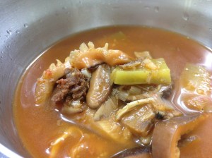 국물은 약간 고추장찌개같은 느낌도 풍겨서 쌀밥에 잘 어울리는 맛이다