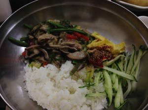 볶은 버섯을 역시 충분히 넣은 버섯볶음밥