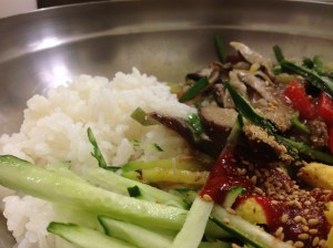 야채도 충분히 들어 있고 고추장 양념도 적당히 들어 있다