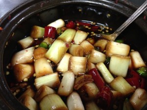 큼직한 대파를 듬뿍 넣은 양념장. 오후에 먹으면 좀 더 숙성된 맛을 즐길 수 있다