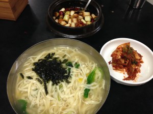 보기에는 푸성귀 몇 점에 김가루 조금 뿌려 놓은 모습으로 소박해 보인다