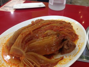 푹 익은 묵은지를 포기째 쪄 주는데 역시 푹 익은 돼지고기의 기름지면서 담백한 맛이 김치와 기막힌 조화를 이룬다