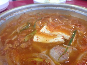 범어점에서는 김치찌개가 일정 수준 끓여져서 나온다