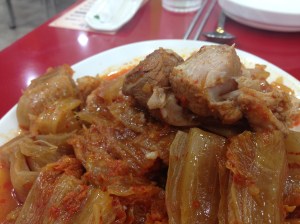 돼지고기는 젓가락으로 살살 헤쳐도 쭉쭉 잘 찢어진다