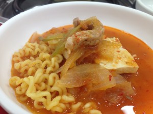 김치와 돼지고기의 환상 궁합에 라면사리라는 날개까지 단 음식