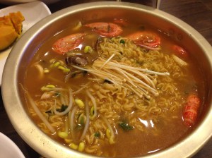 약간 아쉽다면 해물라면을 시켜보자