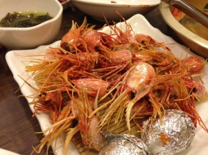 계란과 함께 독도새우 대가리를 구워서 준다