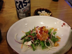 초밥 나오기 전 기본으로 나오는 샐러드에 맥주 한 잔을 곁들이면 기다리는 시간이 전혀 지루하지 않다