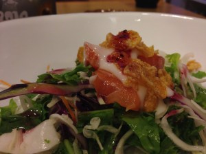 야채 위에 연어조각과 콘프레이크를 얹어 주는 성의를 보인다