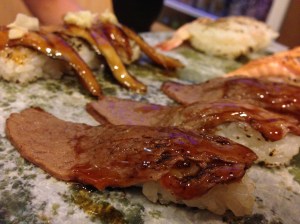 토치(불)로 구운 쇠고기가 부드러움과 감칠맛을 극대화한다