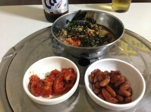 기본반찬은 묵사발에 오징어젓갈 등으로 간이 조금 짜긴 했지만 안주 기다리면서 먹기에 부족하지 않다