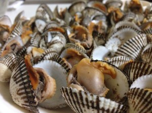 알이 그렇게 최상품으로 굵지는 않지만 하나씩 까 먹기에 나쁘지 않다