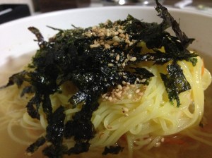 일반 고깃집에 나오는 소면과 거의 비슷한 맛이라고 보면 되는데 양은 1.5배 정도 되는 듯하다