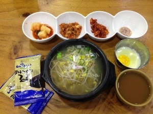 국밥과 깔끔한 반찬, 수란에 모주, 김까지 넘치지도 부족하지도 않은 한 상.