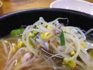 마트에서 파는 하얀 빛의 새우젓 대신 약간 거무튀튀한 느낌의 새우젓으로 간을 맞추면 뭔가 원조스럽다